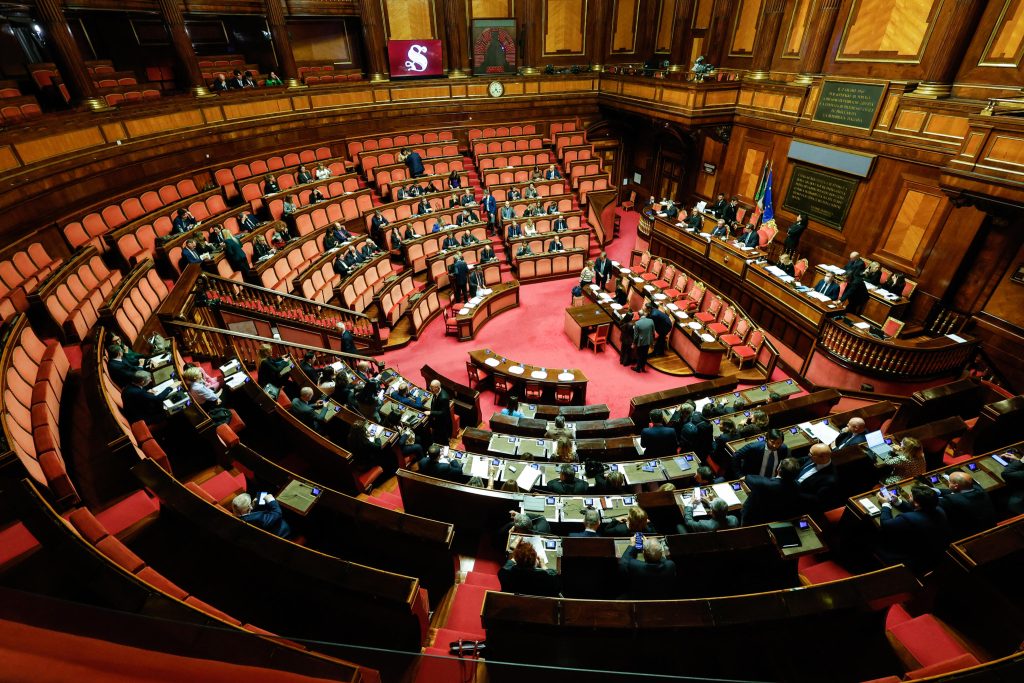 La discussione generale sul decreto che introduce misure urgenti per la protezione temporanea delle persone provenienti dall'Ucraina, nell'Aula del Senato, Roma, 18 aprile 2023.
ANSA/GIUSEPPE LAMI