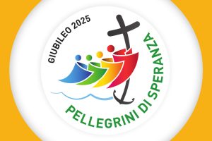 Logo del Giubileo 2025: Quattro figure stilizzate di diversi colori una abbracciata all’altra. L’apri-fila è aggrappato alla croce. Sotto di loro, delle onde.