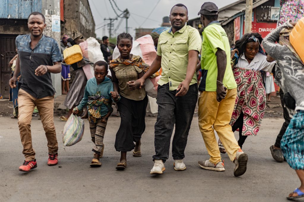 Civili che trasportano i loro averi mentre fuggono dai combattimenti tra i ribelli M23 e le Forze armate della Repubblica Democratica del Congo, nel Nord Kivu, 26 gennaio 2025. Foto Ansa